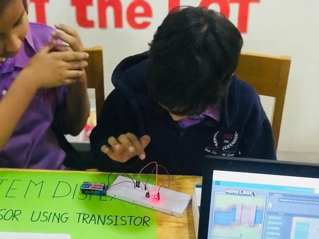 Light-sensitive smart alert circuit using transistor